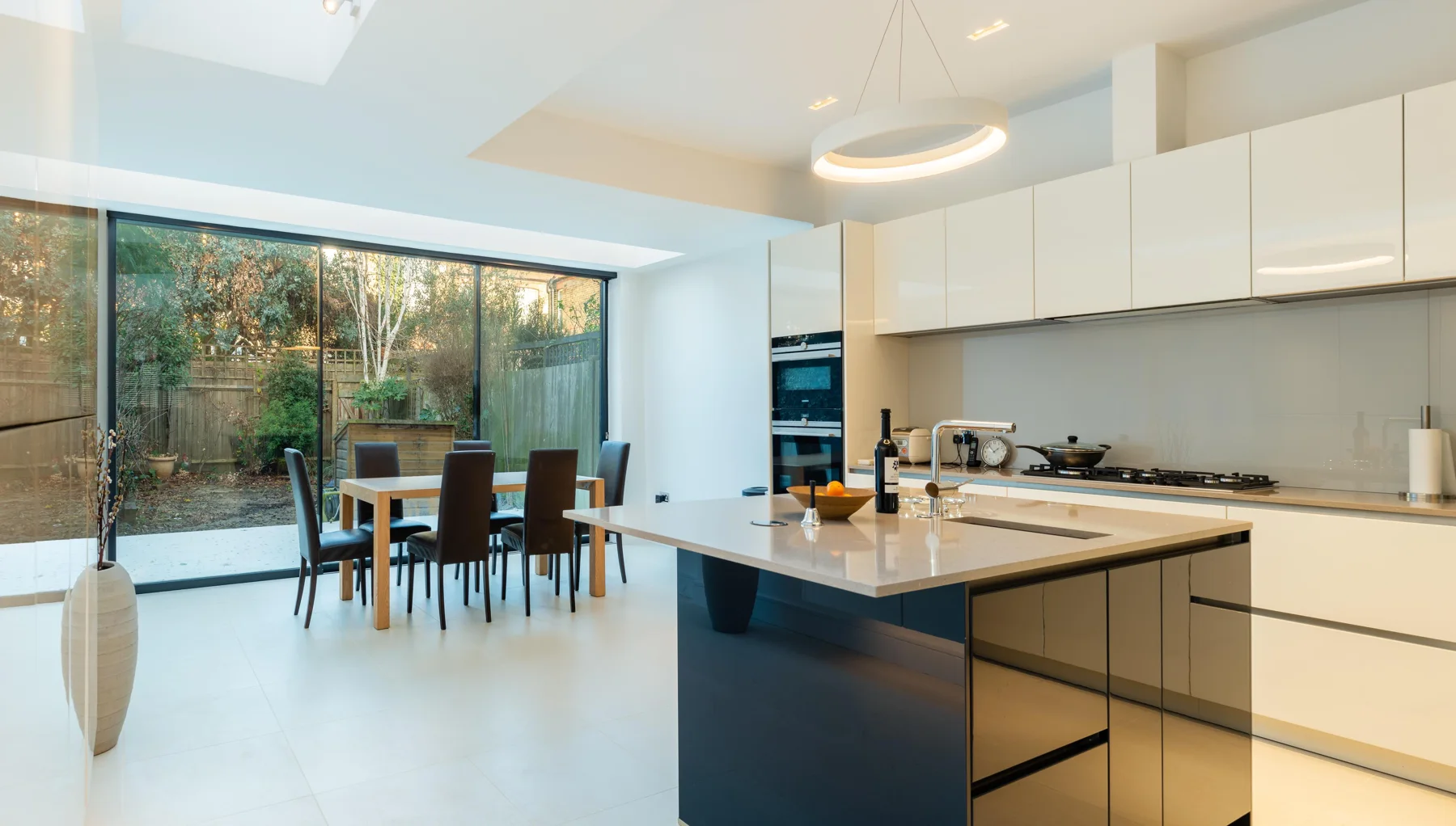 Light-filled DTR extension in Putney, with kitchen and dining space opening to the garden